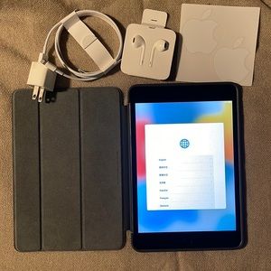 32 GB Space Grey APPLE IPAD MINI 4 with accessories